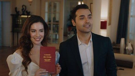 Источник: кадр из сериала «Клюквенный шербет», студия Gold Yapım, реж. Хакан Ketche Кырвавач, 2022–2026 год