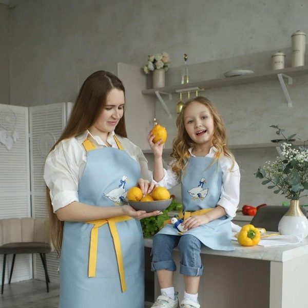 Фартуки есть и для взрослых, и для детей | Источник: Parma Home I Текстиль для дома / Vk.ru