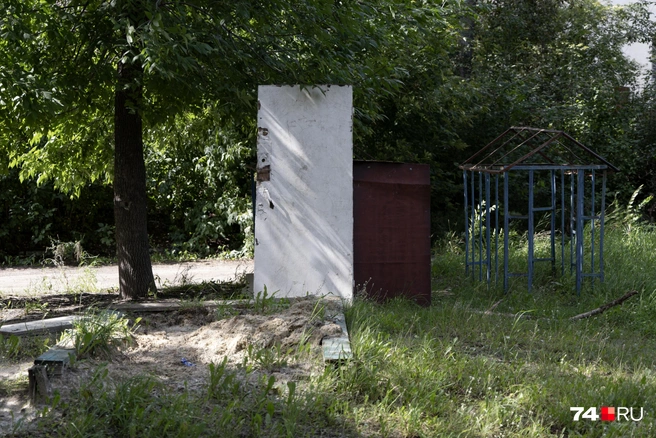 Сейчас детей ни в самом общежитии, ни возле мы не заметили. Состояние детской площадки соответствующее | Источник: Наталья Лапцевич