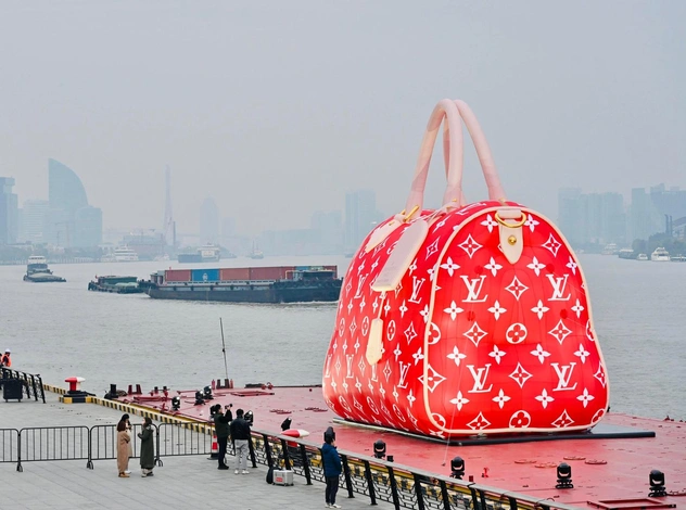 Гигантская сумка Louis Vuitton плавает по реке Хуанпу в Шанхае