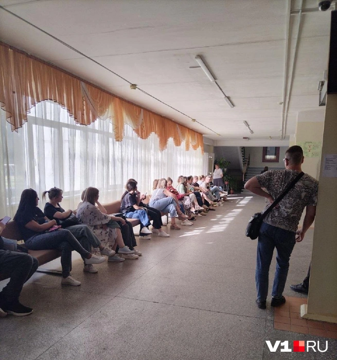 Родители лицеистов провели в очереди долгие часы, но так и не попали на прием документов | Источник: читатели V1.RU