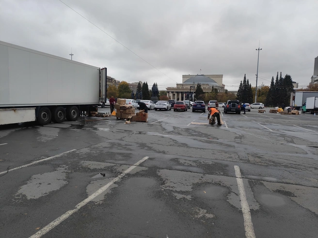 У палаток выстраивались очереди по 30–50 человек