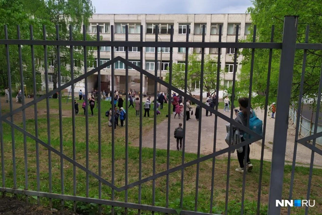 Люди ждут сотрудников экстренных служб | Источник: прислано читателем