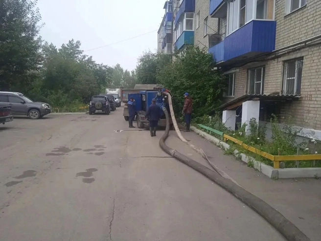 В мэрии сообщили, что со двора воду уже откачали | Источник: очевидец