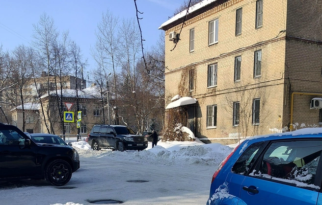 Продолжение. Автор пишет: «Потратили бюджетные средства в общем. В итоге зимой там снова паркуются. Такая вот ситуация из-за бездействия органов власти». Судя по «Крузаку» на фото&nbsp;— даже с содействия так называемых «элит» | Источник: читатель 74.RU