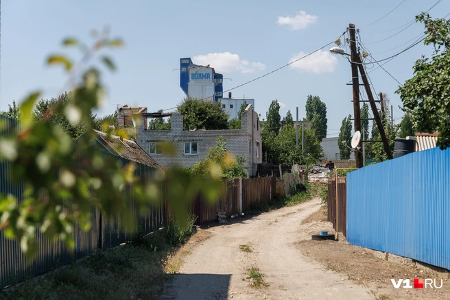 В центре отовсюду видна Родина-мать, в Купоросном — башня завода «Волма» | Источник: Алексей Волхонский / V1.RU