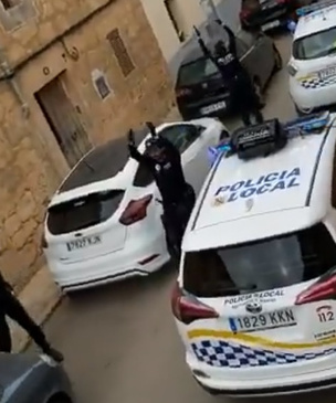 Испанские полицейские развлекают сидящих на карантине (видео)