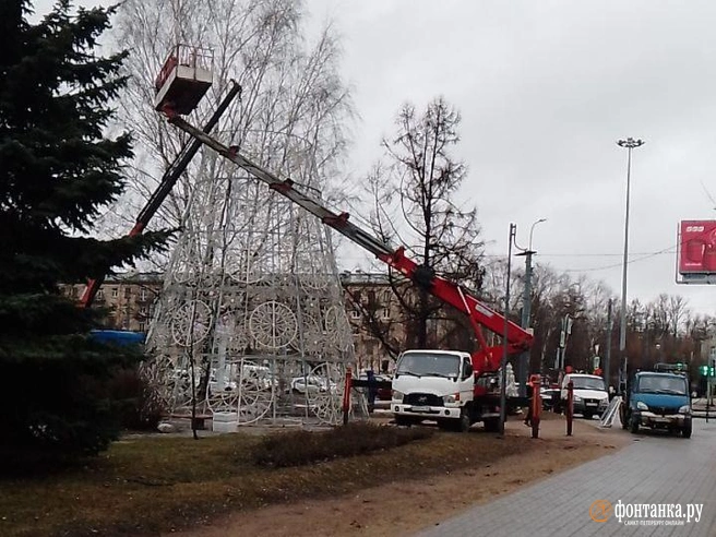 На Светлановской площади убрали новогоднюю елку, немного не дотянув до апреля | Источник: читатель «Фонтанки»