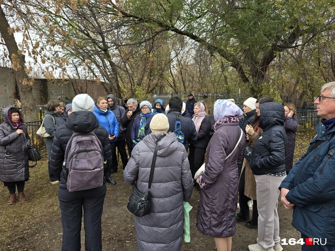 Люди внимательно слушали священника | Источник: Семен Коротов-Майбах / 164.RU