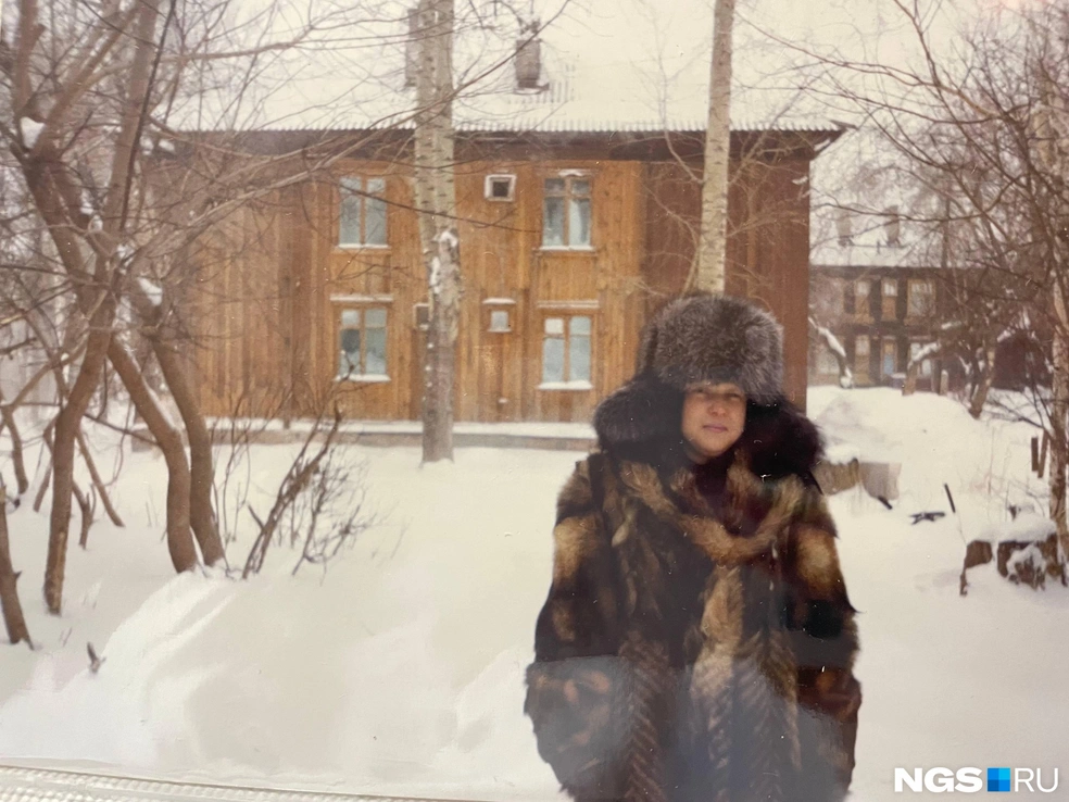 Уже повзрослевшая Ольга, дочь Галины. Фоном — бывшее общежитие, переделанное под личное жилье. На фото видно, что дом уже ремонтировали | Источник: Алёна Золотухина / NGS.RU