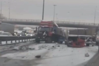 Авария с большегрузом парализовала КАД под Петербургом