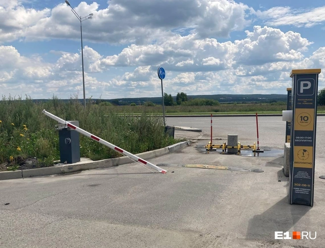 Война со шлагбаумами в Солнечном, как битва с ветряными мельницами, пока не приносит результата | Источник: Анастасия Ивасишина / E1.RU
