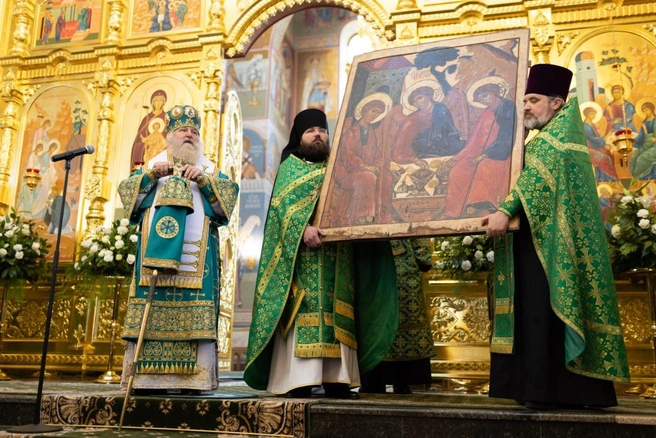 В Сургуте праздничная служба прошла в Свято-Троицком кафедральном соборе | Источник: Максим Слепов / Т.me