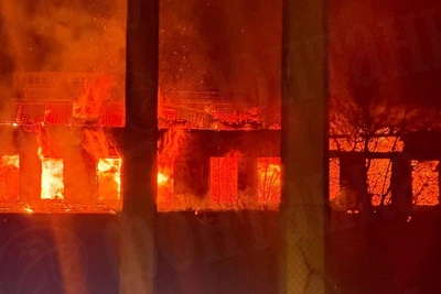 Заброшенное здание загорелось возле Большого Смоленского моста