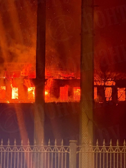 Возле строящегося Большого Смоленского моста горит заброшенное здание | Источник: Анастасия Голубева / «Фонтанка.ру»