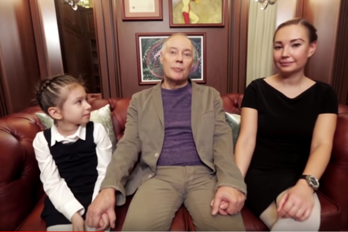 «Он слег и не встает, всех выгнал»: Владимир Конкин замкнулся после похорон дочери