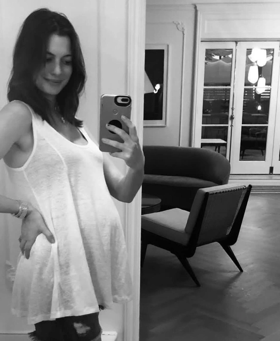 Энн Хэтэуэй&nbsp;— мама двух мальчиков | Источник: annehathaway / Instagram (экстремистская организация, деятельность запрещена на территории РФ)