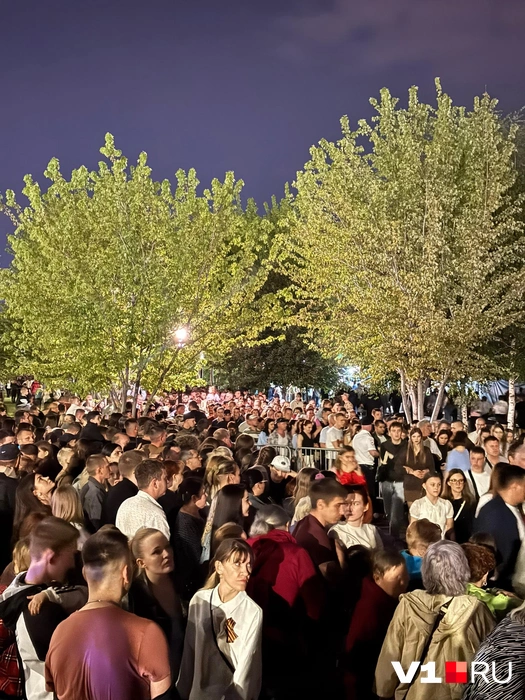 Желающих увидеть «Свет Великой Победы» собралось немало | Источник: Елена Рублева / V1.RU