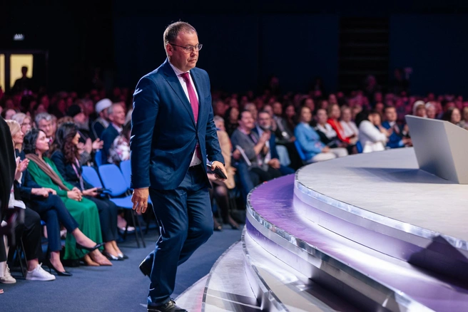 В ходе трансляций Илья Середюк нередко дозванивается до ответственных чиновников и задает им вопросы напрямую | Источник: Максим Серко