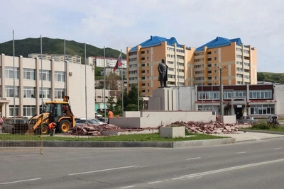 В Холмске треснул красный бетон на памятнике Ленину