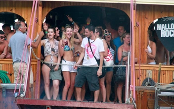 «Наконец-то мы выспались»: испанцы год боролись с наглыми пьяными туристами, и вот что у них вышло