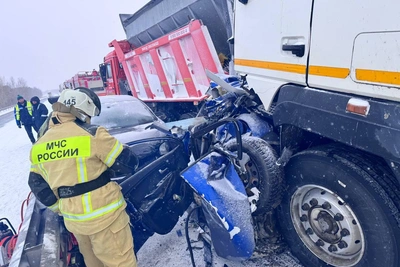 Трое погибли в массовой аварии на трассе под Тюменью