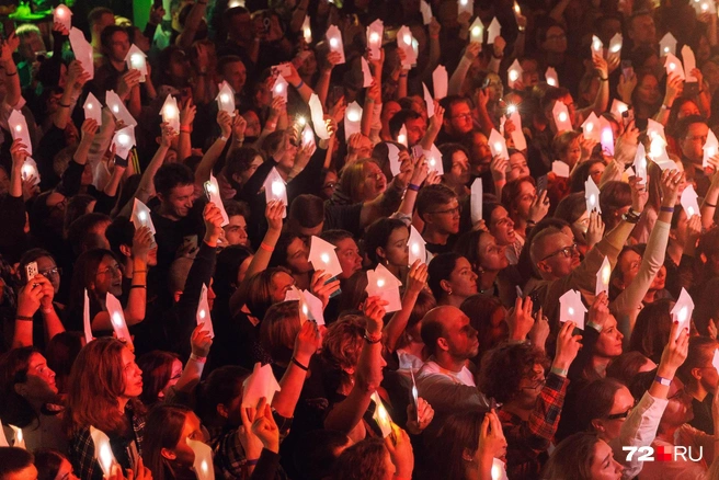 Такой флешмоб устраивают поклонники на песне «Дом» | Источник: Ирина Шарова / 72.RU