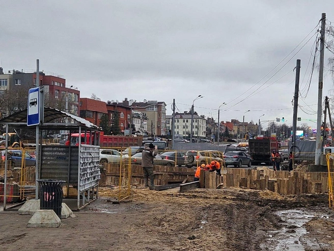 Проезжую часть временной дороги организовали ближе к жилым домам | Источник: читатель NN.RU