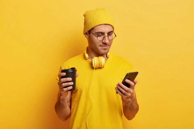 Записи и текстовые расшифровки хранятся в мобильном приложении оператора в течение 90 дней | Источник: ru.freepik.com