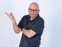 Автор книги «Очарование женственности» Сатья Дас избил женщину на своей лекции