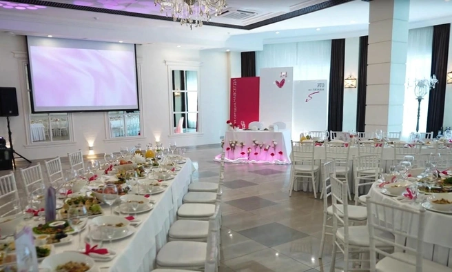 Белый в оформлении всё же доминировал | Источник: weddings.friday.ru