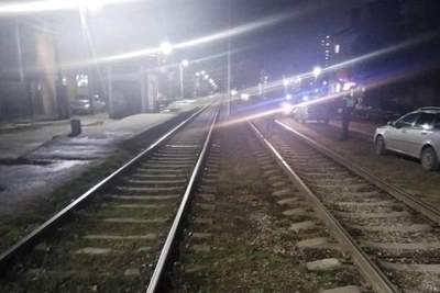 Подросток-зацепер упал с крыши движущегося трамвая