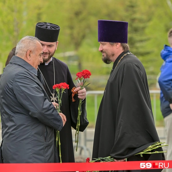 Многие подготовили гвоздики, чтобы возложить их к монументу | Источник: Василина Любимова / 59.RU