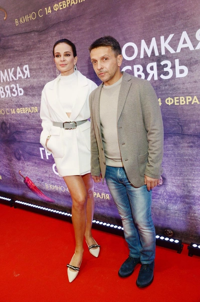 Моисеева редко надевает каблуки, что, возможно, связано с комплексами мужа: рост Леонида 166 сантиметров
