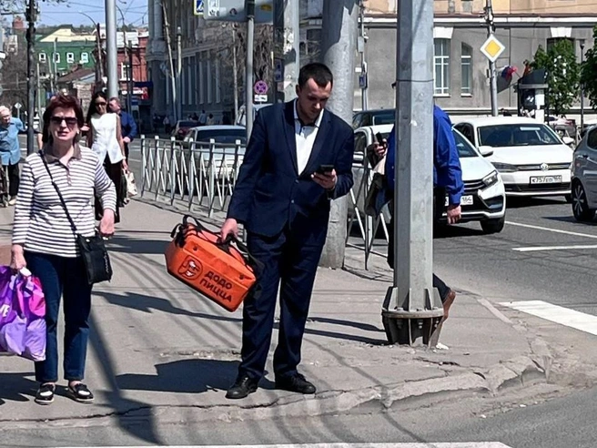 Курьера в костюме заметили на углу Большой Казачьей и Чапаева | Источник: Денис / Саратов: Открылось/Закрылось / Telegram