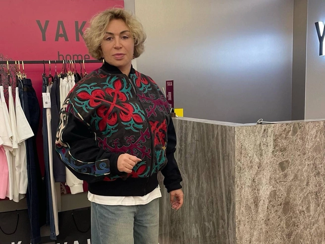 Симона не хочет, чтобы няня навешивала на ее внучку Алису свои патриархальные устои | Источник: Симона Черноморская / T.me