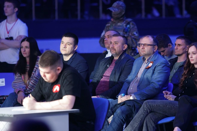 В зале был замечен председатель профсоюза работников физической культуры, спорта и туризма РФ и будущий кандидат на выборах от ЛДПР Андрей Ковалёв (на фото в очках) | Источник: Андрей Бортко / NGS.ru