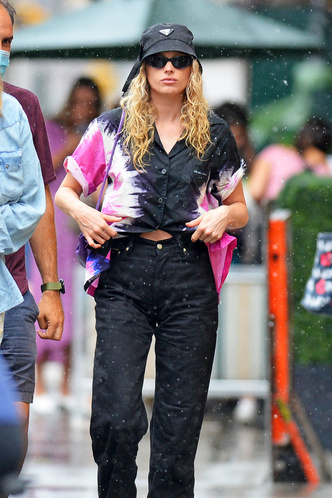 Дождливый Нью-Йорк: когда под рукой нет зонта, надевайте панаму, как Эльза Хоск