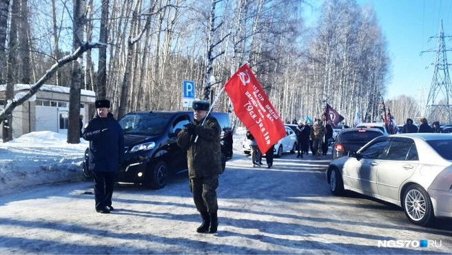 Некоторые томичи пришли со Знаменем Победы | Источник: Анастасия Харламова / NGS70.RU