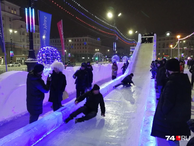На время детский аттракцион превратился в место для выплеска эмоций взрослых | Источник: читатель 74.RU