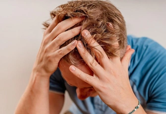 «Не реагирую на гибель друзей, на работе весел, а дома впадаю в уныние и тоску. Что у меня с чувствами?»