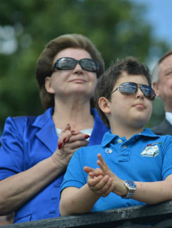 Валентина Терешкова с младшим внуком Андреем на праздновании в Ярославле. Июнь, 2013 год