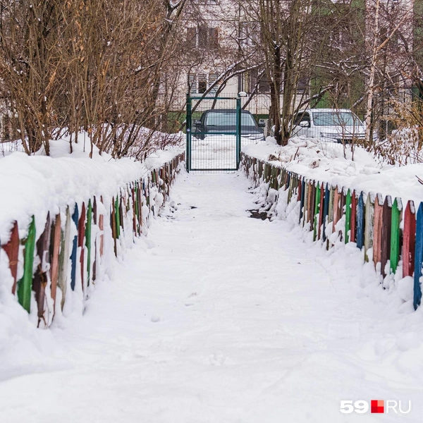 Почти у каждого из таких домиков есть палисадник | Источник: Тимофей Калмаков