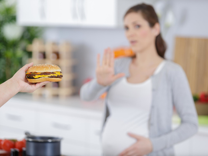8 продуктов, которые нужно исключить из рациона во время беременности (и чем их заменить)