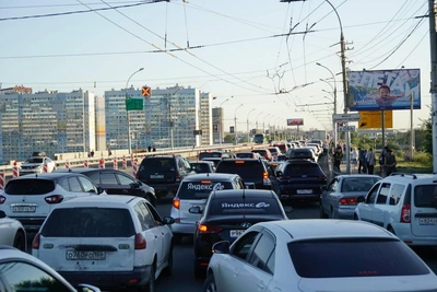 Новосибирск встал в девятибалльных пробках — фото