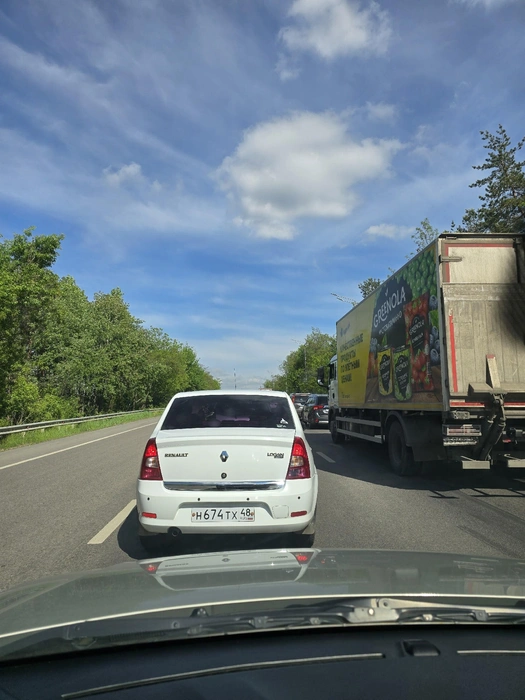 Такими видами приходится любоваться автомобилистам, решившим сейчас выехать из города | Источник: читательница Voronezh1.ru
