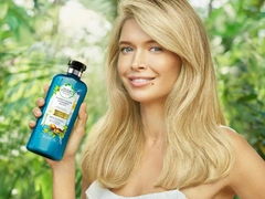 Вера Брежнева одобряет: средства для волос Herbal Essences возвращаются в Россию