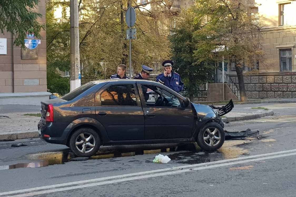 Водителя выбросило через дверь»: в центре Волгограда столкнулись легковушка  и внедорожник - 26 сентября 2019 - V1.ру