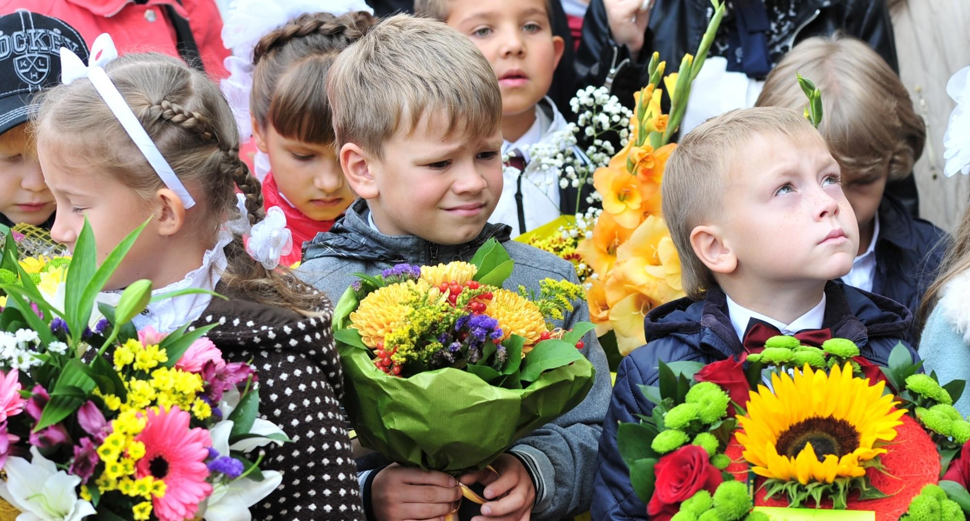 Букет для первоклассника мальчика. Букет первоклассника. Оригинальный букет первоклассника. Букет на 1 сентября первокласснику. Букет цветов на 1 сентября для первоклассников.