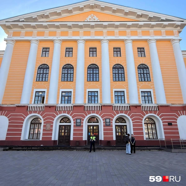 У входа дежурил полицейский | Источник: Алексей Кожевников / 59.RU